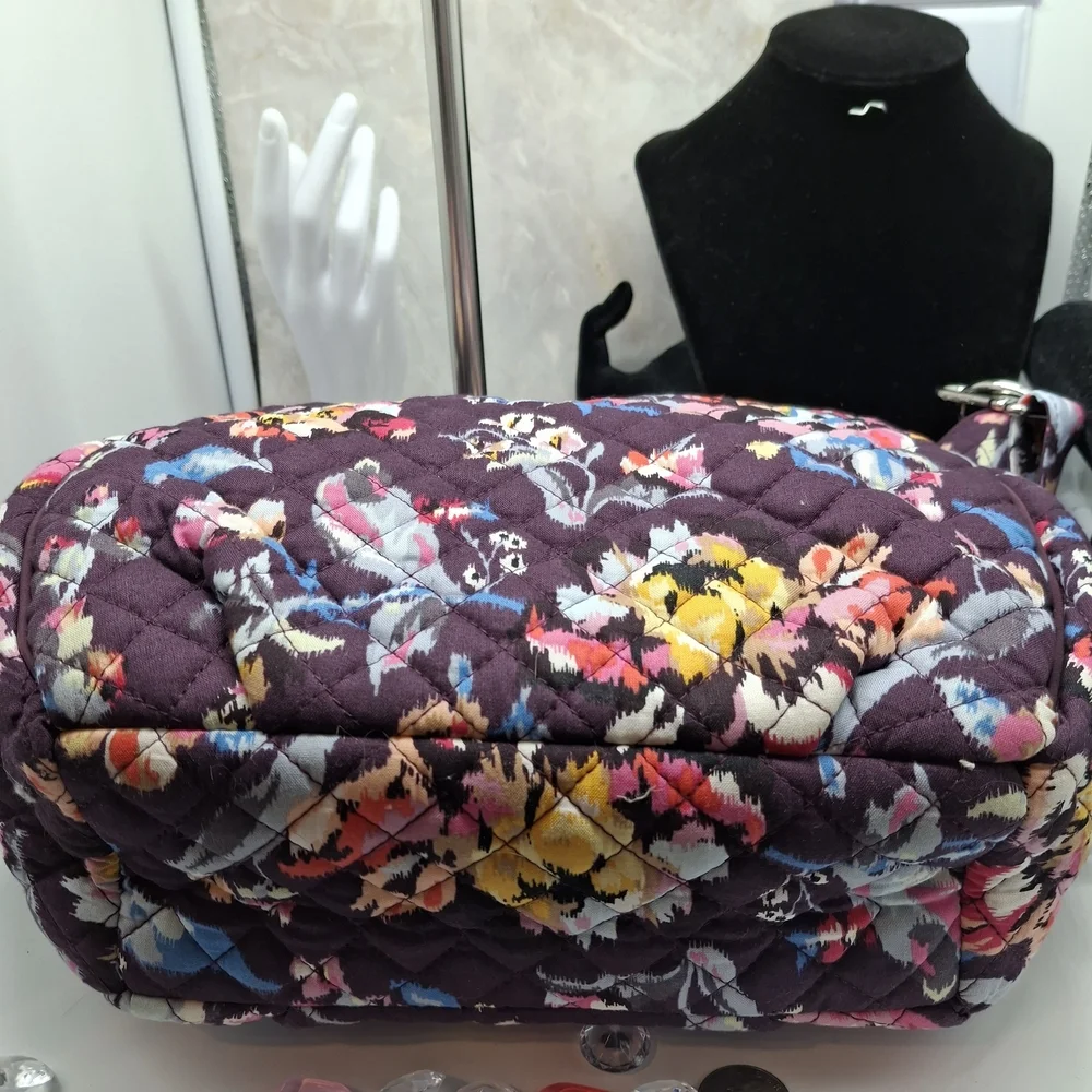 Vera Bradley Med Sized Floral Quilted Bag - Purple Like New - Picture 8 of 12